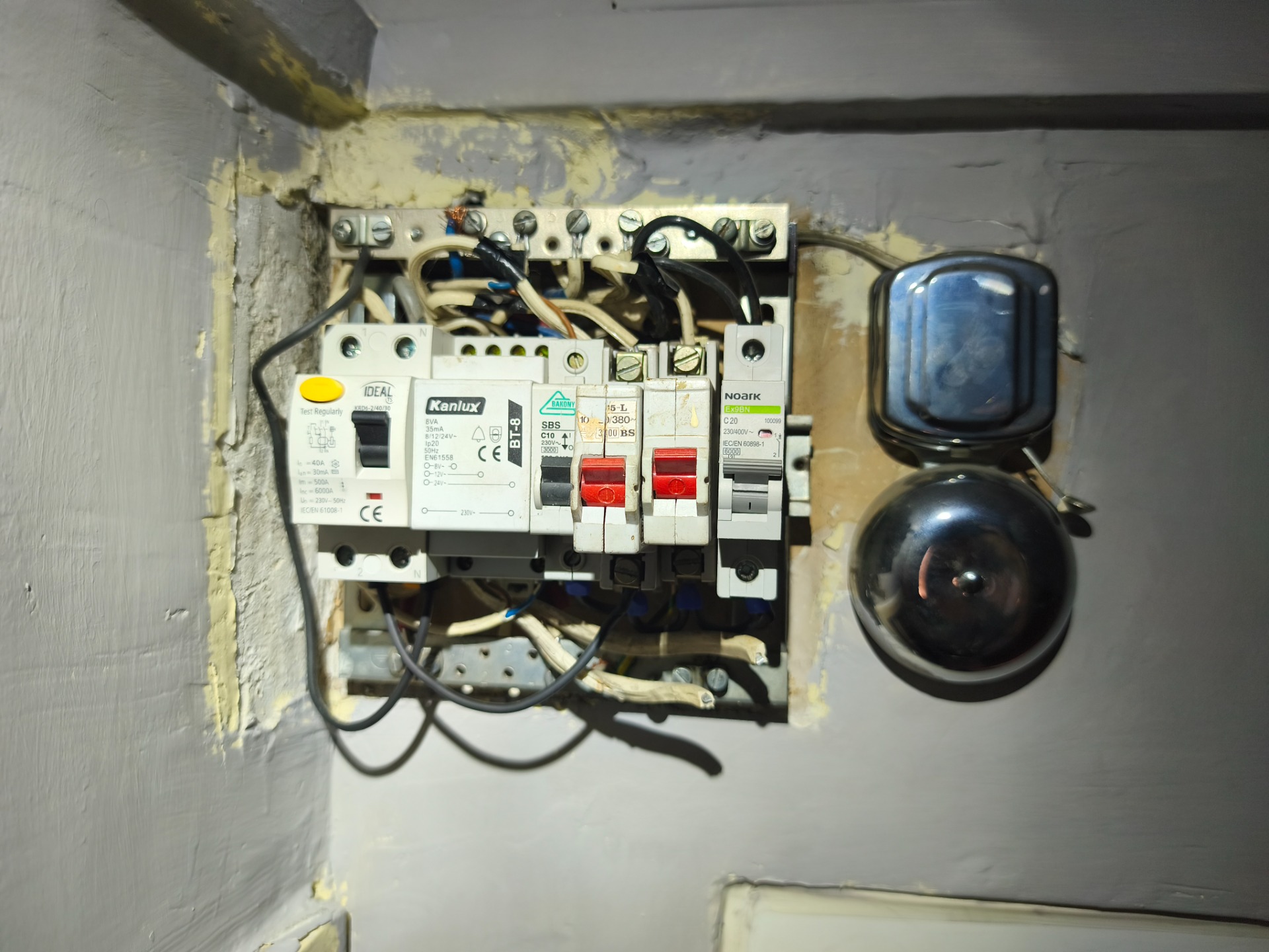 Ez az elosztó alkalmatlan egy nagy telejesítményű tűzhely garanciális beüzemeléséhez.